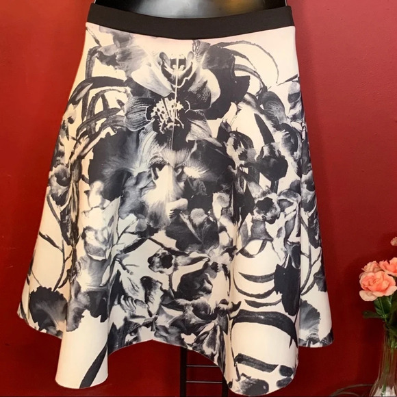 Miin abstract flower print scuba skirt Size M - Picture 4 of 4
